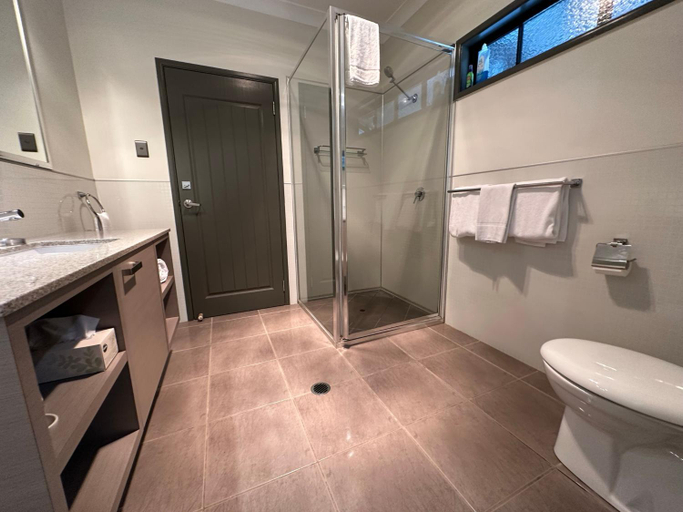 Bathroom 1, Hedlow Retreat, Livingstone - Pt B
