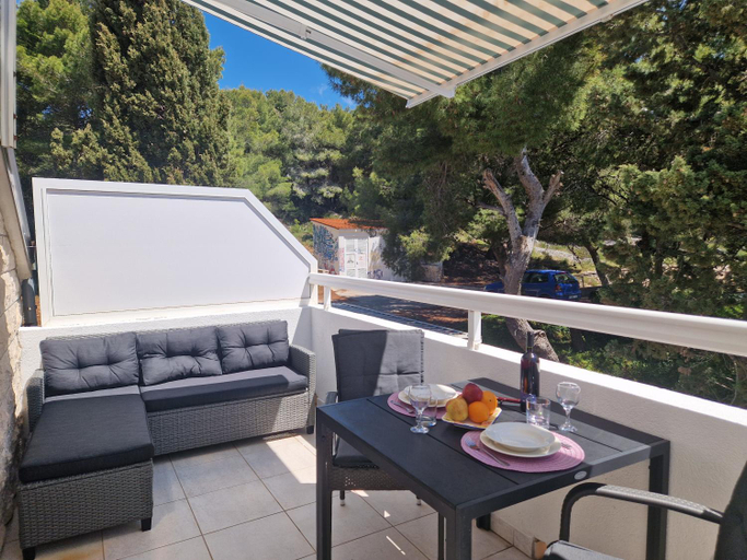 Others 3, Villa Kristonia, Hvar