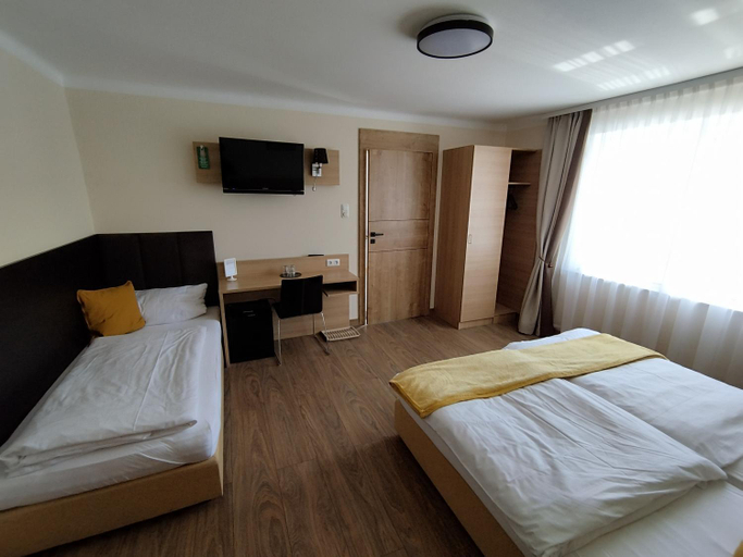Others 5, Pokoje u Krysi, Opole