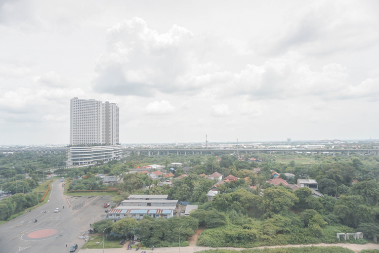 Exterior & Views 5, Spacious and Comfy 2BR with Extra Room Apartment at Meikarta By Travelio, Cikarang