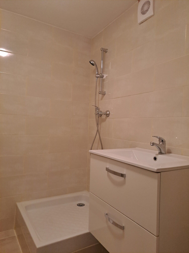 Bathroom 4, Oliasi Poissy, Yvelines