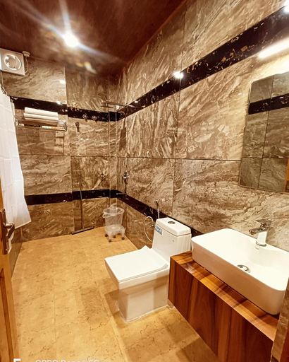 Bathroom 5, Auroville Homestay, Shimla