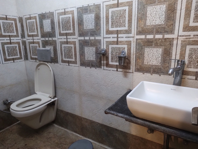 Bathroom, Hotel Yash Raj, Katni