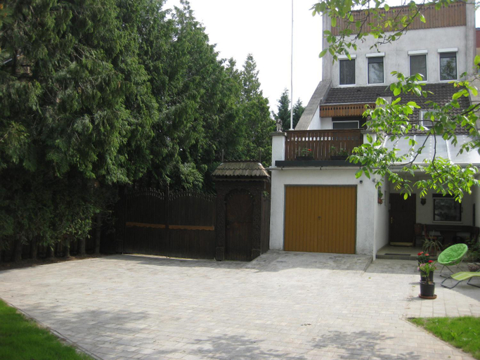 Others 3, Parti Apartman, Siófok