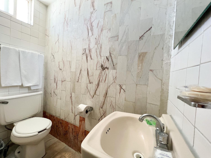 Bathroom 3, Hotel Argentina, Aguascalientes