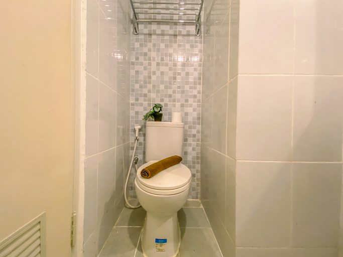 Bathroom 3, Serene Studio at 25th Floor Apartment Tokyo Riverside PIK 2 By Travelio, Tangerang