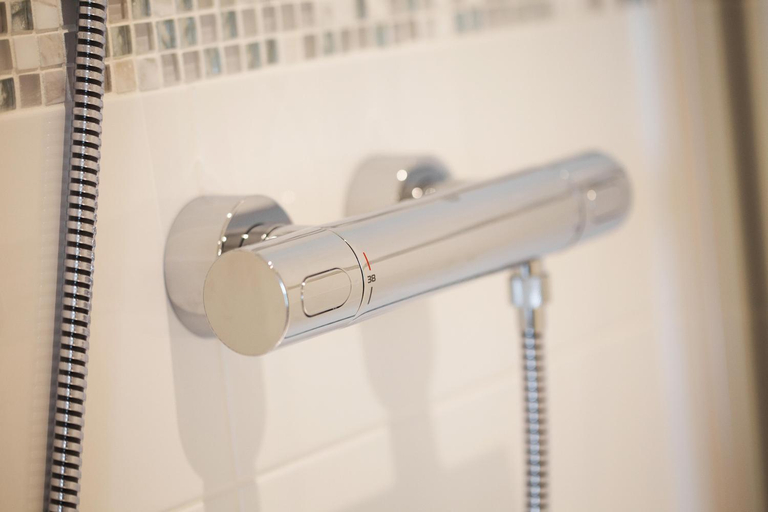 Bathroom, Western Gate - Luxury 2 Bed Downtown Apartment, Hampshire