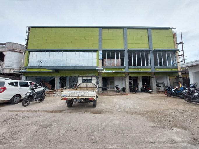 Ully Hotel, Solok
