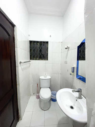 Bathroom 4, Nanas Holiday Let Guest House, Ga East