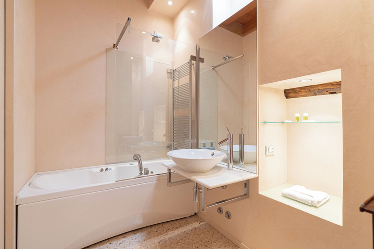 Bathroom 3, Corte Spagnola - piano primo, Verona