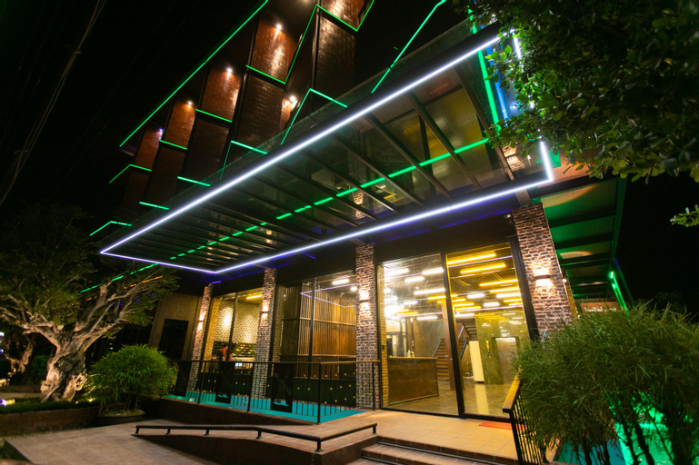 Exterior & Views 23