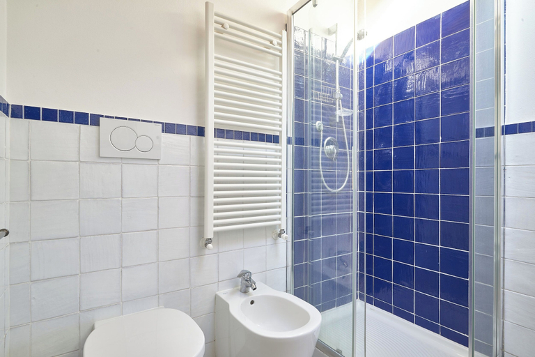 Bathroom 3, Tra le Torri, Savona