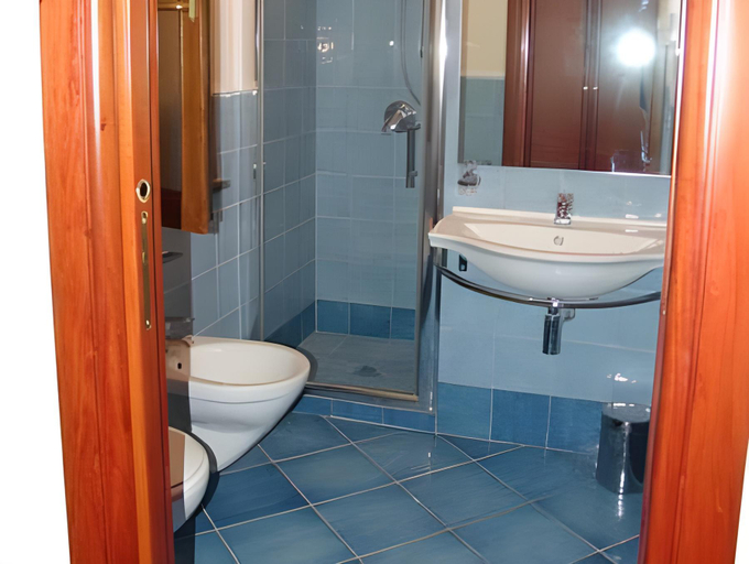 Bathroom 3, Villa Acacia, Latina