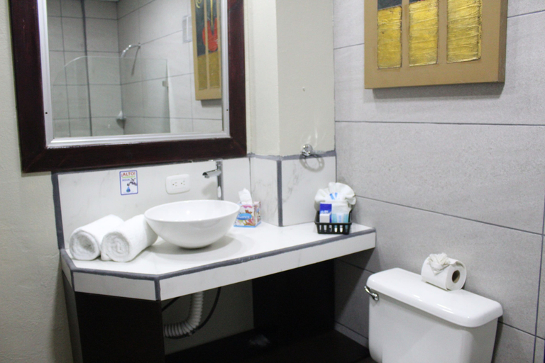Bathroom 4, Hotel América, Heredia
