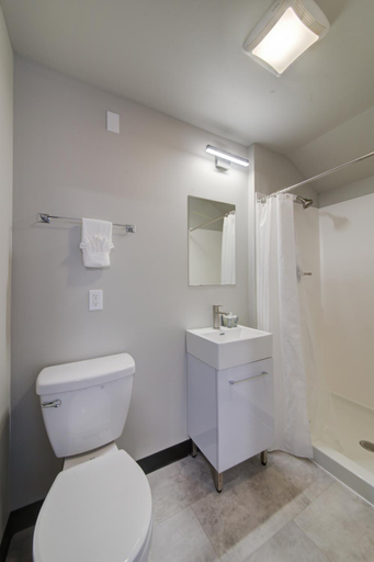Bathroom 3, Lantern Inn, Pennington