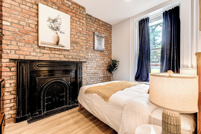 Bedroom 3, Historic Two Bedroom Facing Parliament, Communauté-Urbaine-de-Québec