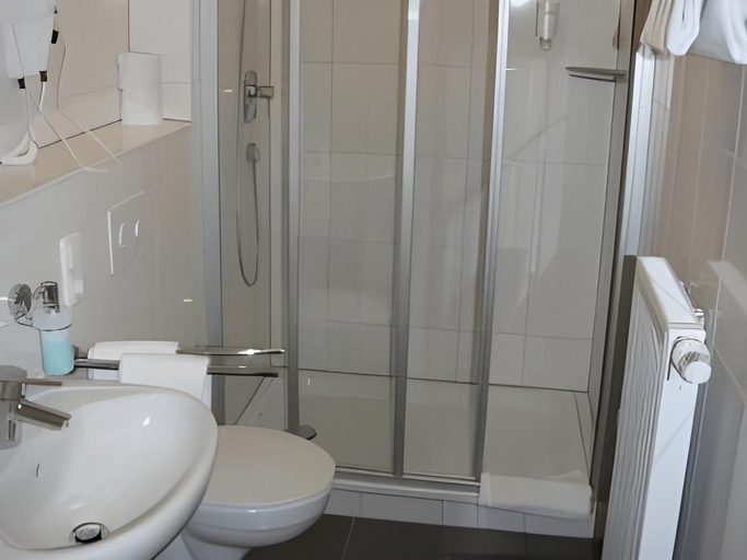 Bathroom 4, Hotel Restaurant Alter Hof, Main-Taunus-Kreis
