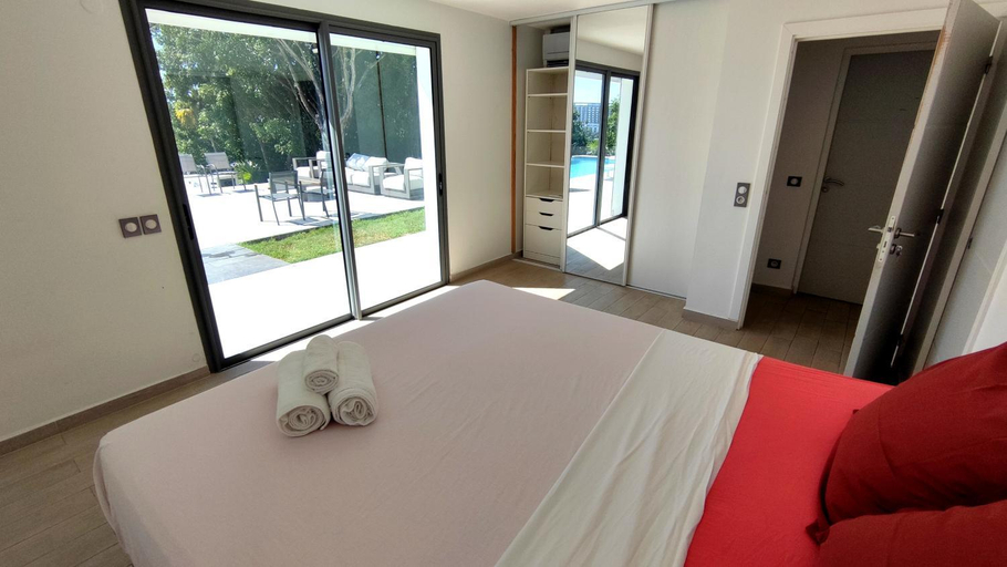 Bedroom, VILLA ELA - Jolie villa avec piscine chauffee et jacuzzi, Les Abymes
