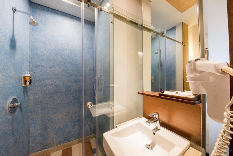 Bathroom 28