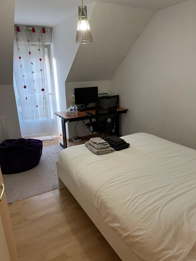 Others 2, Chambres dans maison familiale, Sarthe
