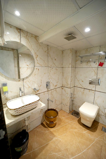 Bathroom 4, Nm Hotel, Mumbai Suburban