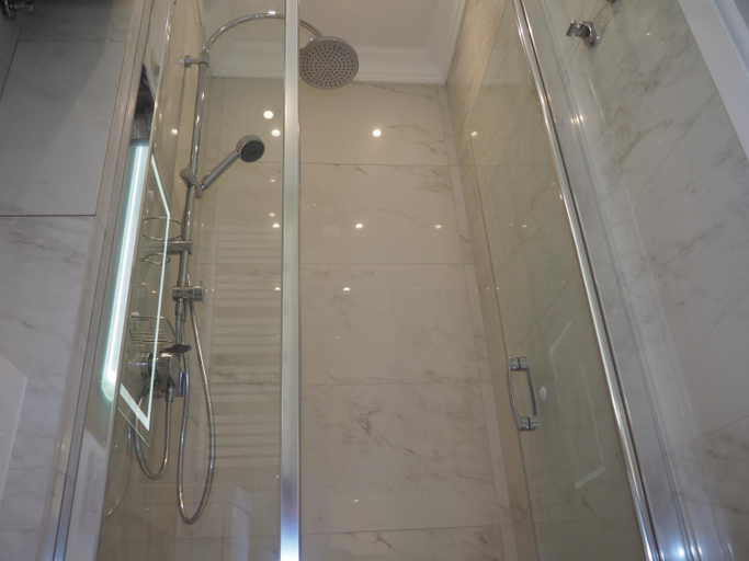 Shower 5, Grand-Tourist Old Town Center Apartments, Gdańsk City