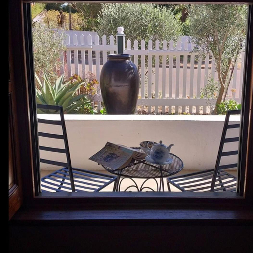 Others 2, 6 Olives B&B, West Coast