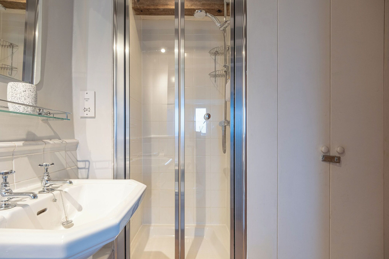 Bathroom 3, Orchard Cottage, Lovely Home near Broadway, Gloucestershire