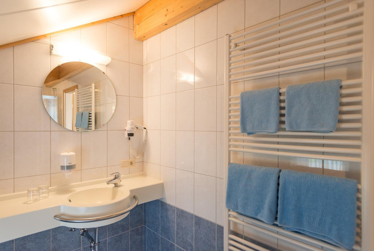 Bathroom, Hotel Burg Hof, Liège
