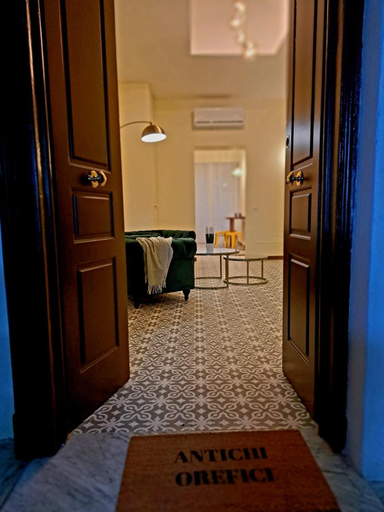 Others 5, Antichi Orefici, Napoli