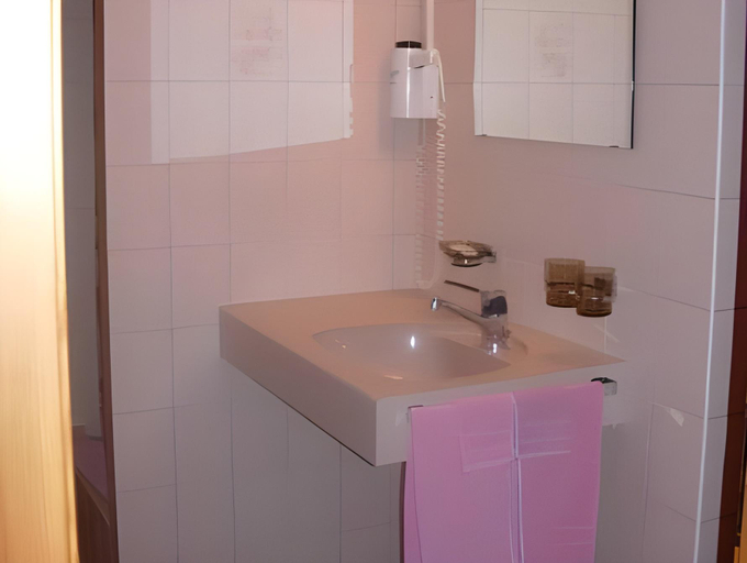 Bathroom 3, Logis de la Licorne, Courtelary