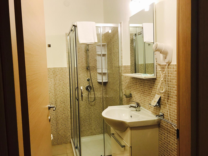 Bathroom 3, A due passi dal centro, Syracuse