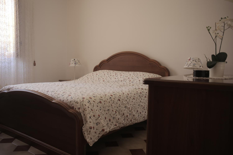 5, Villa Curri, Bari
