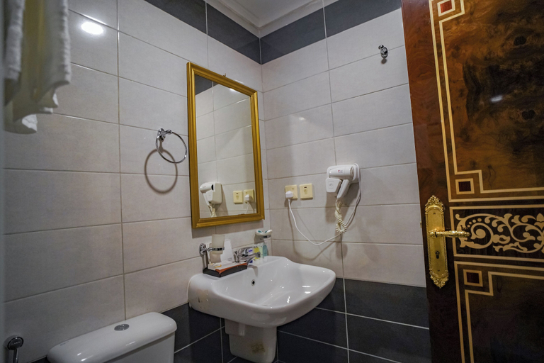 Bathroom 5, Emaar Forum, Makkah