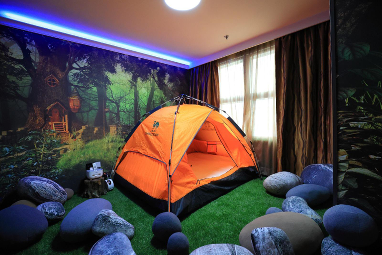 Others 3, Hennessy Hotel, Hong Kong Island