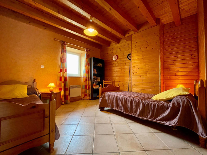Bedroom 2, Gite familial avec terrasse proche chateaux, lac, et parcours aventure, Haute-Loire