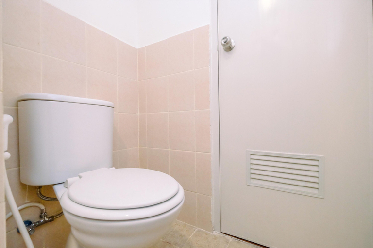 Bathroom 5, Modern Look 2BR at 28th Floor Podomoro Golf View Apartment, Bogor