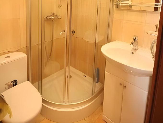 Bathroom 2, Park and Opera Apartments, L'vivs'ka