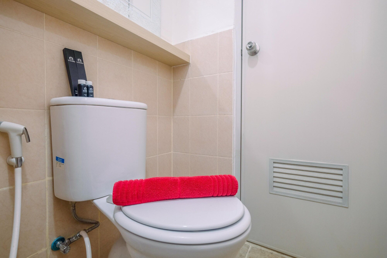 Bathroom 5, Cozy Modern Studio Podomoro Golf View Apartment, Bogor