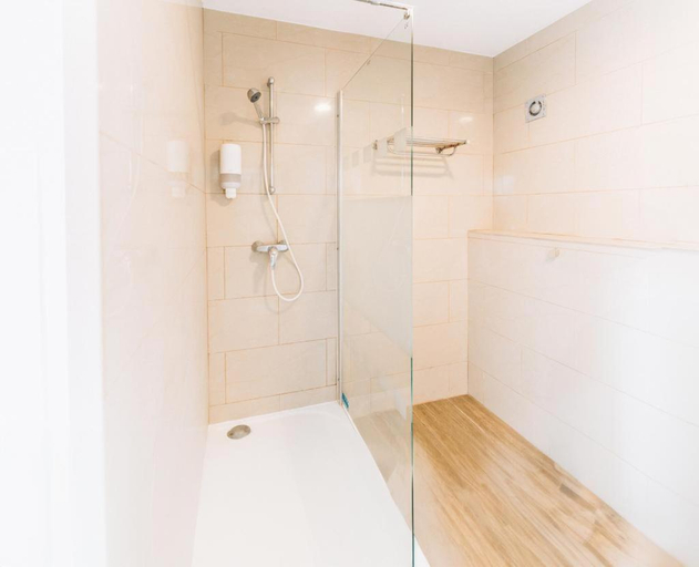 Bathroom, Atomihotel: Contemporary Comfort Steps from the Atomium!, Vlaams Brabant