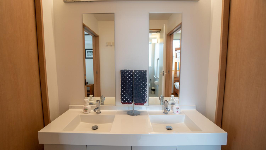 Bathroom 3, Serenity & Solitude Chalets, walk to the lifts Happoone Ski Resort, Hakuba