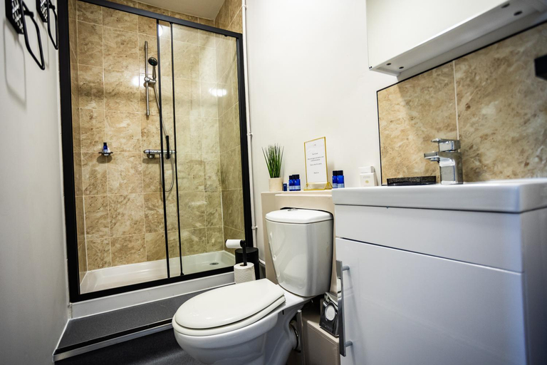 Bathroom 3, Woodborough Hall, Nottinghamshire