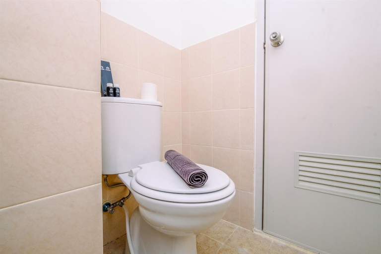 Bathroom 5, Well Design 2BR Apartment at Podomoro Golf View, Bogor
