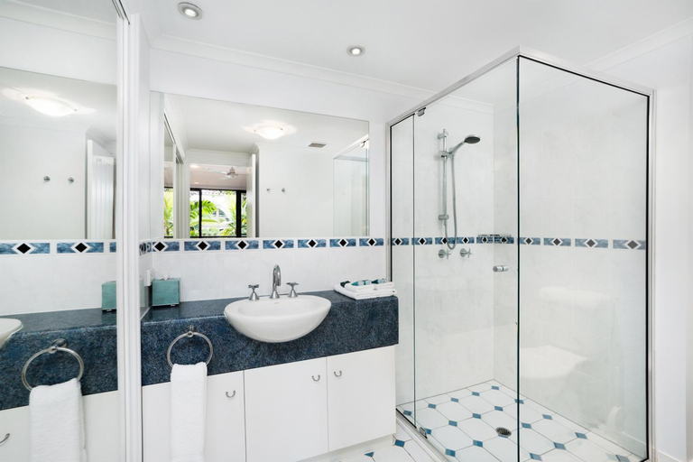 Bathroom 2, Club Wyndham Cairns, Cairns