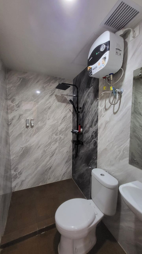 Bathroom, 2 Bedrooms luxury at Vida View Apartement Makassar by Cua, Makassar