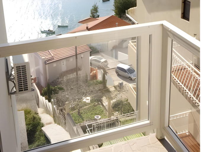 Others 3, Ella Apartments, Omiš