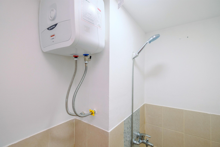 Bathroom 5, Comfy and Homey Studio at Podomoro Golf View Apartment, Bogor