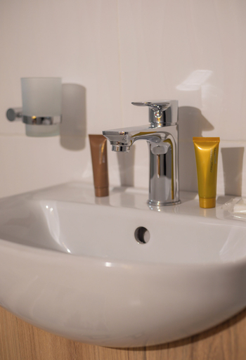 Bathroom 3, Amakhosi Hotel, Hwange