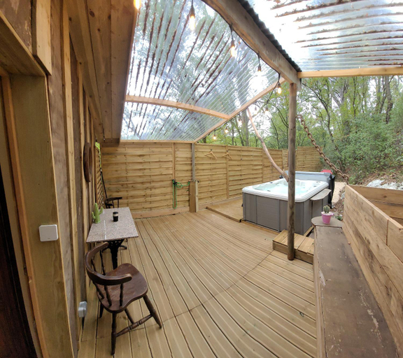 Others 5, LOVE Room Danslesbois avec spa, Bouches-du-Rhône