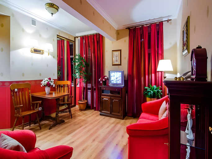 Others 2, Khreschatyk Suites, Pechers'kyi